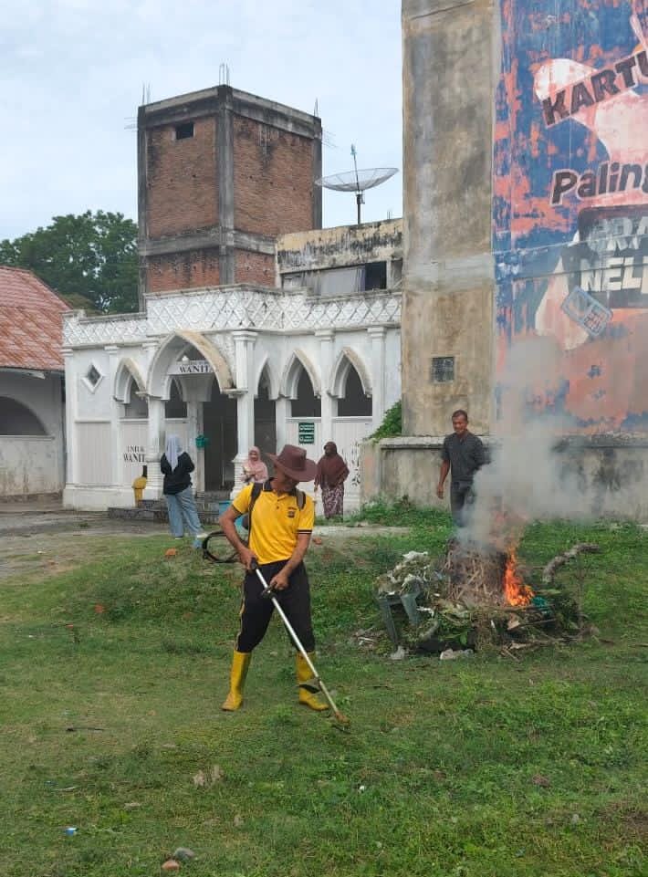 Kapolsek Bersama Camat dan Warga Indra Jaya Gelar Gotong Royong Di Masjid Al Abrar Cale