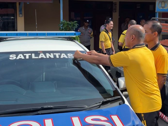 Polres Sabang Pasang Logo Layanan Polisi 110 pada Kendaraan Dinas Operasional
